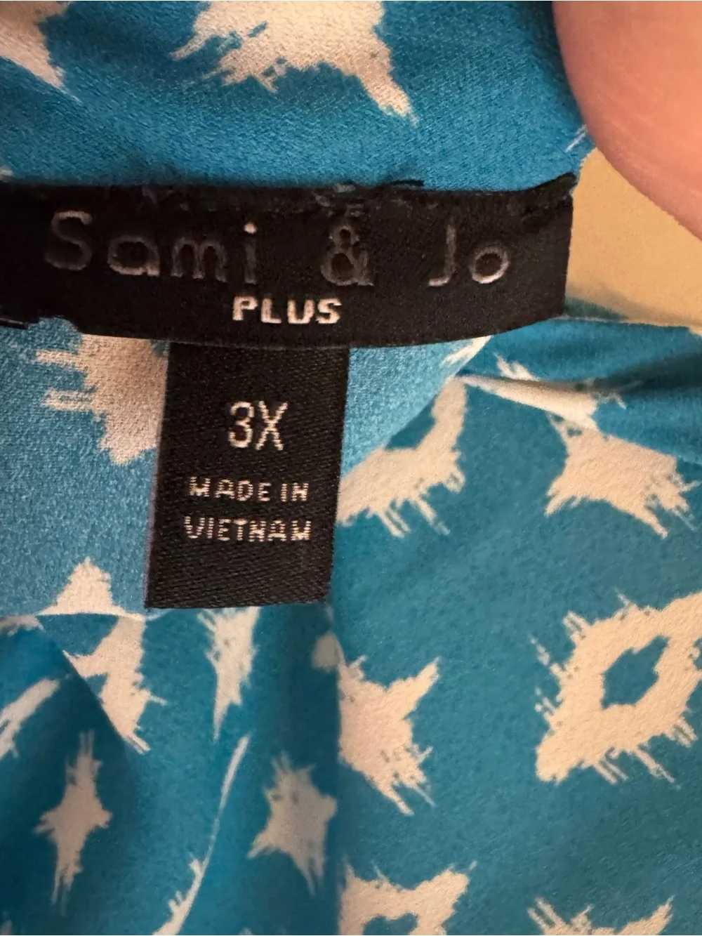 Sami & Jo Sleeveless V-Neck Top with Choker Like Detail PLUS: 2X/3X #Y - Picture 9 of 9